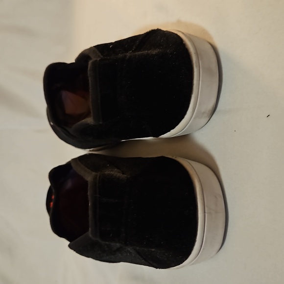 COPY - Isaac Mizrahi Womens Christmas Wreath Black Velvet Slip on Sneaker Sz 9,… - Picture 3 of 5